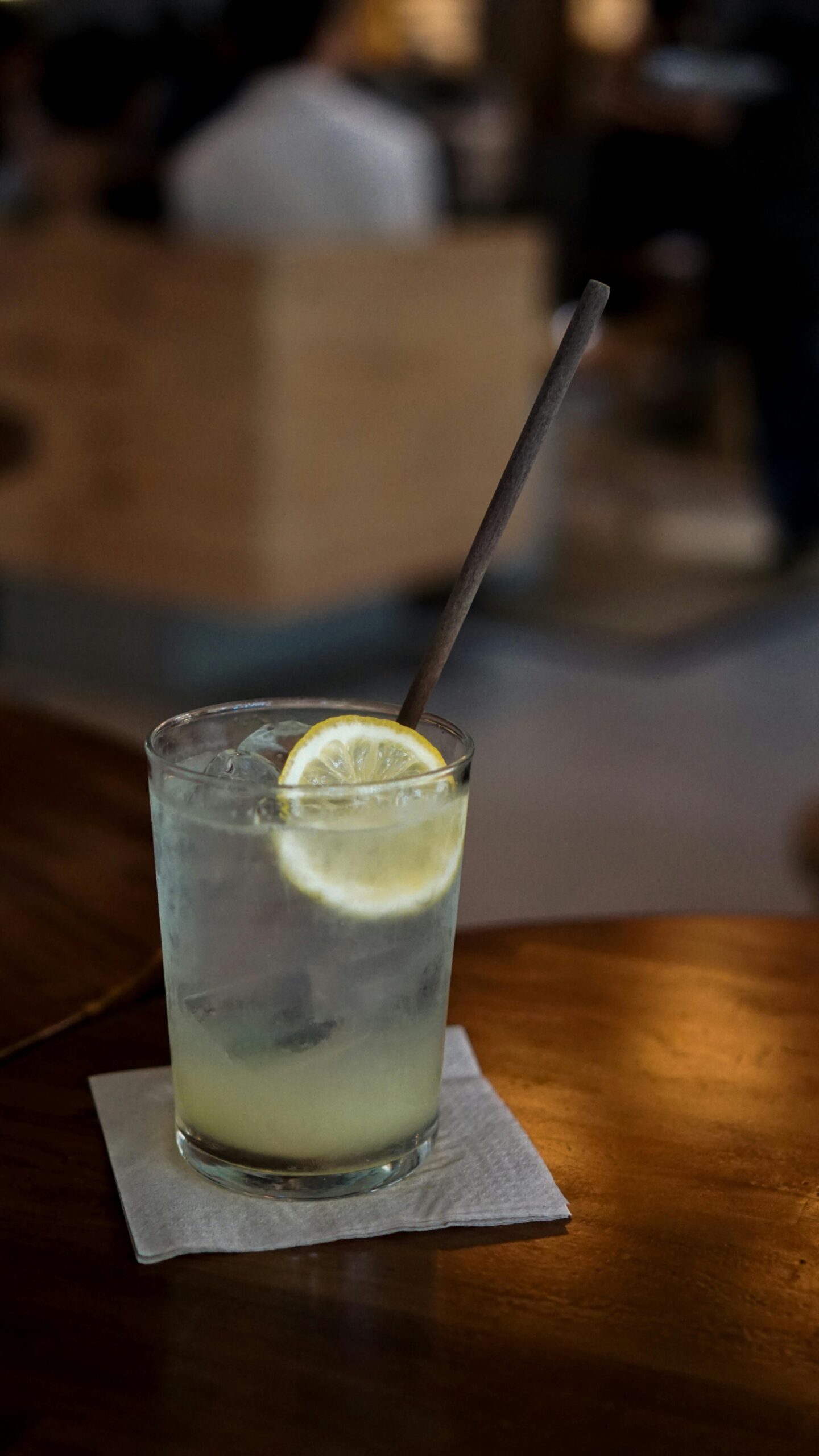 Classic Tom Collins cocktail recipe with a lemon slice into the alt text box.